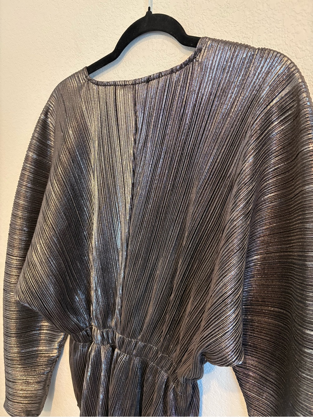 Good American Metallic Plissé Peplum Top Chrome Silver Pleated Blouse Size 1/2 - Picture 16 of 16